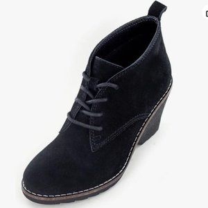 White Mountain black suede wedged booties 7m